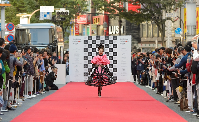 渋谷のストリートがファッションショーのステージに変貌 野宮真貴さんらが参加 渋谷文化プロジェクト